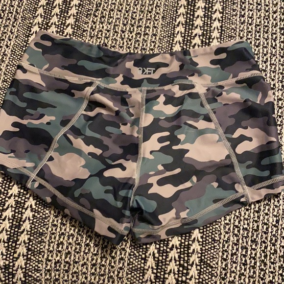 KFT Brand Camo Workout Shorts Size Small - Picture 2 of 5
